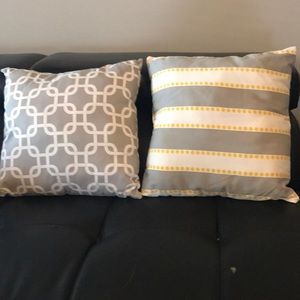 Home decor: set of 2 accent pillows